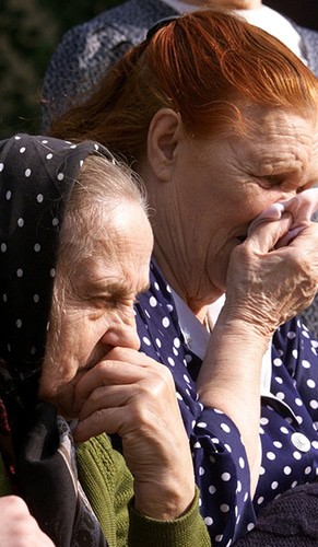 Родственники погибших во время теракта на улице Гурьянова. Фото: REUTERS/Dima Korotayev