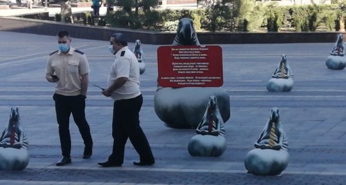 Сотрудники полиции и фигуры "Ждунов". Фото: предоставлено "Кавказскому узлу" Ириной Власовой


