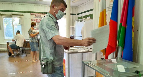Избиратель на участке в Краснодаре. 13 сентября 2020 года. Фото Анны Грицевич для "Кавказского узла".