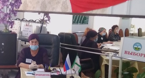 На избирательном участке в Сунжи. Фото Ильяса Капиева для "Кавказского узла"