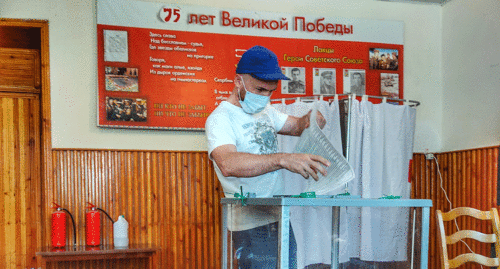 Выбор сделан. Избиратель отпускает бюллетень в урну. Фото Ильяса Капиева для "Кавказского узла"