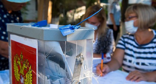 На избирательном участке. Фото Елены Синеок, Юга.ру