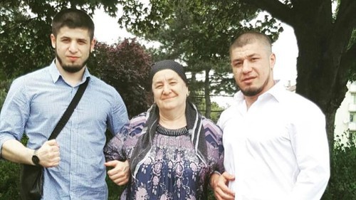 Мурад Асламханов (слева) с матерью и братом. Фото предоставлено "Кавказскому узлу" родственниками Асламханова.