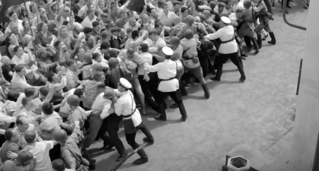 Кадр из фильма Андрея Кончаловского "Дорогие товарищи", https://youtu.be/uS2LpVmPYRo