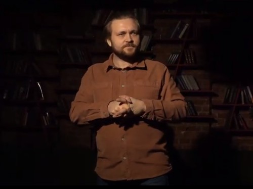 Режиссер Евгений Балтин. Стопкадр из видео на Youtube-канале «Барон Ховарт де Айбри-Чивос» https://www.youtube.com/watch?v=WSGWPhy0rfQ