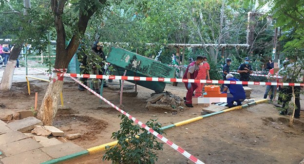 Расследование на детской площадке в Астрахани, где погиб ребенок. Фото: пресс-служба Следственного комитета РФ