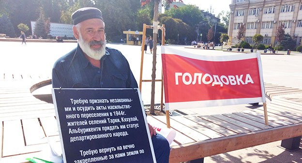 Бектемир Салихов на третий день пикета на площади Махачкалы объявил голодовку. 22 сентября 2020 г. Фото Расула Магомедова для "Кавказского узла"