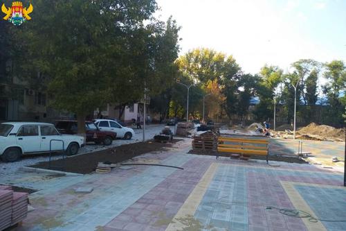 Благоустройство территории около дома на проспекте Шамиля. Фото: пресс-служба мэрии Махачкалы https://www.mkala.ru/info/news/2020/09/23/news_24772.html