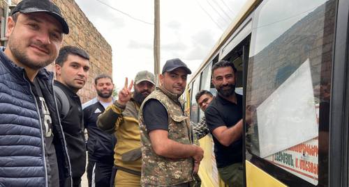 Добровольцы и резервисты отправляются на передовую из Степанакерта, 28 сентября 2020 года. Фото Алвард Григорян для «Кавказского узла»