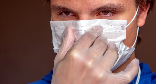 Медицинская маска и перчатки. Фото Нины Тумановой для "Кавказского узла"
