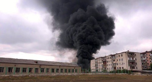 Черный дым поднимается над зданием  в Степанакерте 4 октября 2020. Кадр видео студии документальных фильмов "Барс Медиа"