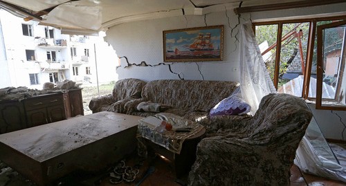 Дом, поврежденный обстрелом в Степанакерте 8 октября 2020 года. Фото: Айк Багдасарян/Photolure via REUTERS 