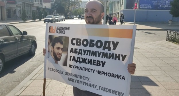 Житель Махачкалы на пикете в защиту Гаджиева. Фото Ильяса Капиева для "Кавказского узла".