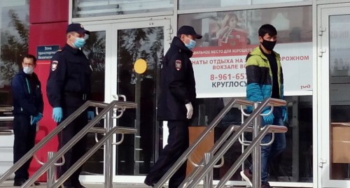 Полиция не пускает мигрантов на вокзал до подачи состава. Фото Вячеслава Ященко для "Кавказского узла"