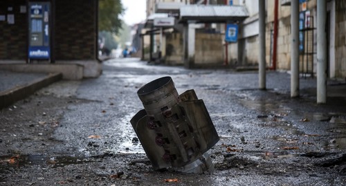Снаряд в Степанакерте. Фото:  Давид Каграманян/НКР инфоцентр/Reuters