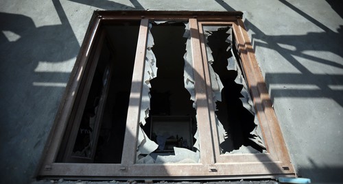 Взрывной волной выбило стекла в окне дома. Фото Азиза Каримова для "Кавказского узла"