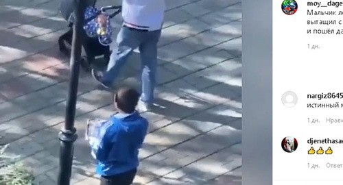 Молодой человек убирает коврик для молитв в рюкзак. Скриншот комментария на странице группы Moy__dagestan05 в Instagram. https://www.instagram.com/p/CGSndESKVvM/