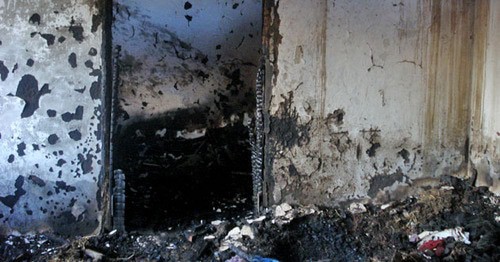 Один из сожженных домов в селе Янди. Фото: пресс-служба ПЦ "Мемориал"