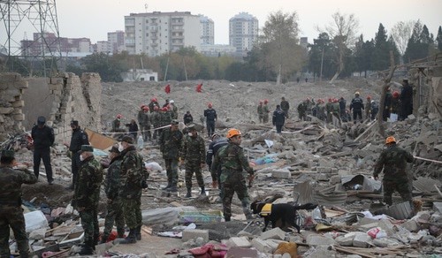 Разбор завалов после обстреля в городе Ганджа. 17 октября 2020 года. Фото Азиза Каримова для "Кавказского узла"