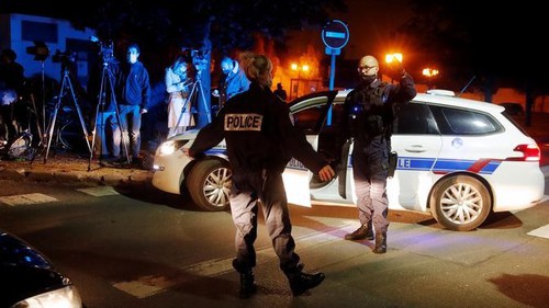 Полицейские на месте убийства подозреваемого в нападении на школьного учителя в Франции. Фото Charles Platiau/Reuters.