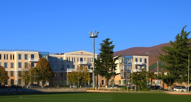 Юго-Осетинский госуниверситет имени Тибилова. Фото Gazaeva.Karina7 https://commons.wikimedia.org/wiki/File:Юго-Осетинский_государственный_университет.jpg?uselang=ru  
