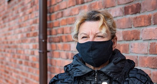 Женщина в маске. Фото Нины Тумановой для "Кавказского узла"