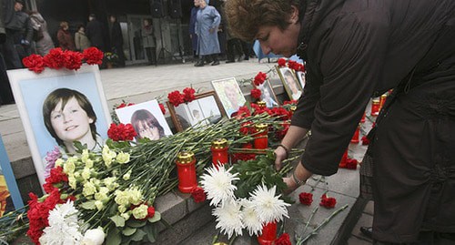 Цветы и портреты погибших возле Театрального центра на Дубровке, где находились заложники. Москва, 26 октября 2007 года. Фото: REUTERS/Grigory Tambulov (RUSSIA)