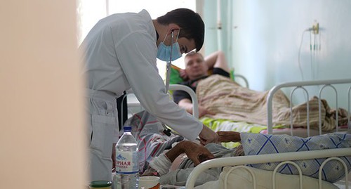 Врач осматривает пациента, 20 октября 2020 года. Фото Вячеслава Прудникова для "Кавказского узла"