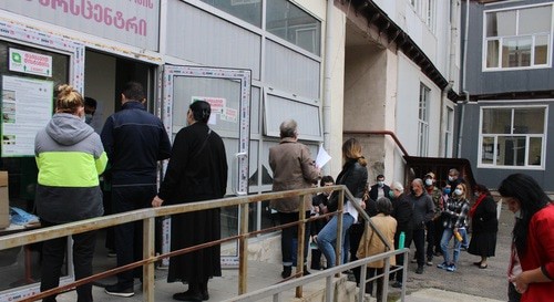 Очередь перед входом в избирательный участок в Тбилиси. 31 октября 2020 года. Фото Инны Кукуджановой для "Кавказского узла"