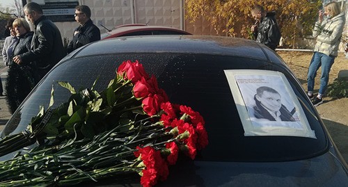 Цветы и портрет Романа Гребенюка на автомобиле. Волгоград, 4 ноября 2020 года. Фото Татьяны Филимоновой для "Кавказского узла"