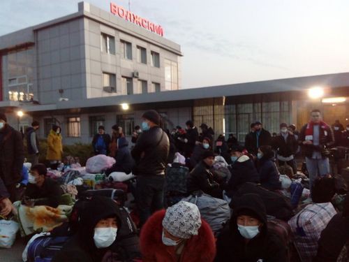 Граждане Узбекистана на перроне в Волжском в ожидании поезда 4 ноября 2020 года. Фото Вячеслава Ященко для «Кавказского узла»