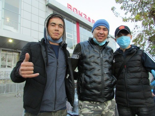 Джамал Сайхуддинов, Саид и Шахвоз Тавошаровы в ожидании поезда в Волжском 4 ноября 2020 года. Фото Вячеслава Ященко для «Кавказского узла»