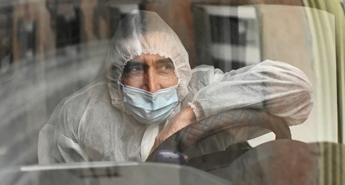 Медицинский работник в защитной маске. Фото: REUTERS/Alexey Malgavko