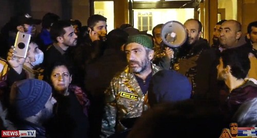 Участники протестов в Ереване, скриншот видео https://www.youtube.com/watch?v=JbVFEkaXN98&feature=youtu.be