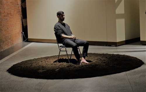 Перформанс Мурата Сиукаева на арт-выставке «Колесо Балсага. Особая ситуация» во Владикавказе. Фото Тамары Агкацевой для "Кавказского узла".