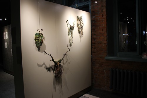 Осетинские маски в стиле "эко", изготовленные Аленой Бутаевой и Аидой Манукянц.  Фото Тамары Агкацевой для "Кавказского узла".