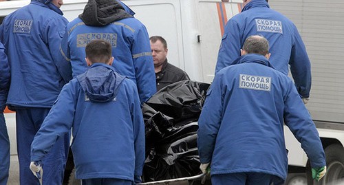 Медработники несут тело жертвы взрыва бомбы на станции метро "Лубянка" в Москве 29 марта 2010 года. Фото: REUTERS/Alexander Natruskin
