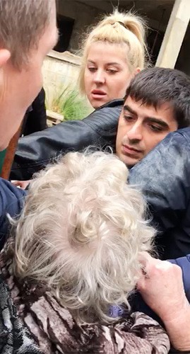 Дольщики на улице Волжская 59 пытаются пройти к своему дому, а приставы не пускают. Фото: Заурэ Валентина