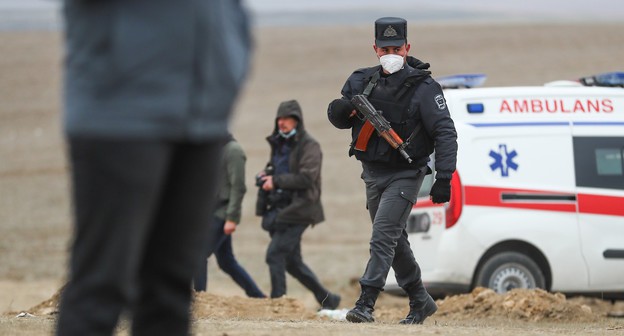 Машина скорой помощи во время операции по разминированию. 20 ноября 2020 г. Фото Азиза Каримова для "Кавказского узла"
