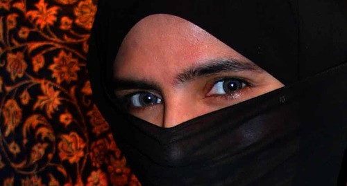 Девушка в никабе. Фото Стив Эванс https://commons.wikimedia.org/wiki/File:EFatima_in_UAE_with_niqab.jpg