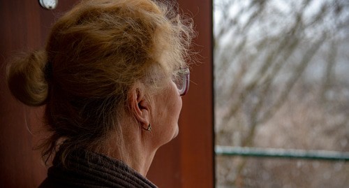 Пожилая женщина у окна. Фото Нины Тумановой для "Кавказского узла" 