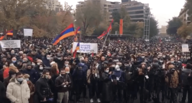 Митинг в Ереване 5 декабря 2020 декабря, стоп-кадр видео https://youtu.be/NuXVSlGxH6A
