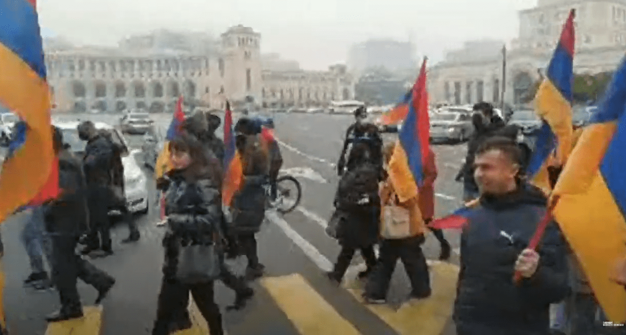Шествие в Ереване 14 декабря 2020 года. Стоп-кадр прямой трансляции: https://youtu.be/7LvKHIqBkZA