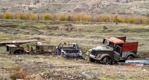 Поврежденный транспорт армянских военных в окрестностях Джебраила. Фото Азиза Каримова для "Кавказского узла"
