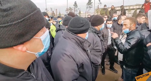 Протестующие и полиция в  поселке Африка в Тбилиси. Кадр видео 
Sputnik Georgia - все о Грузии https://www.youtube.com/watch?v=0rEjKeUJxEM&feature=emb_logo