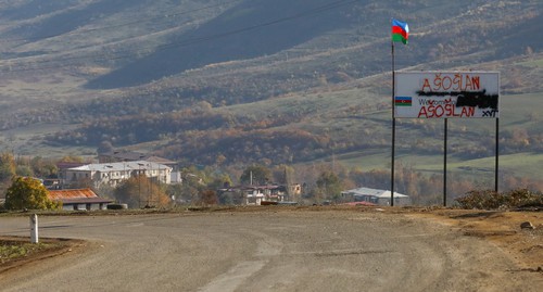 Азербайджанский флаг на въезде в Гадрут. Власти Азербайджана переименовали Гадрут в Агоглан (историческое название города). 25 декабря 2020 г. Фото Азиза Каримова для "Кавказского узла"