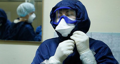 Медицинский работник в защитном костюме. Фото: REUTERS/Anton Vaganov