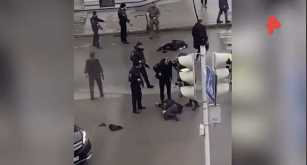 Стоп-кадр видео последствий вооруженного инцидента в Грозном 28 декабря 2020 года: https://ren.tv/news/kriminal/786798-novoe-video-s-mesta-vooruzhennoi-ataki-na-sotrudnikov-dps-v-groznom