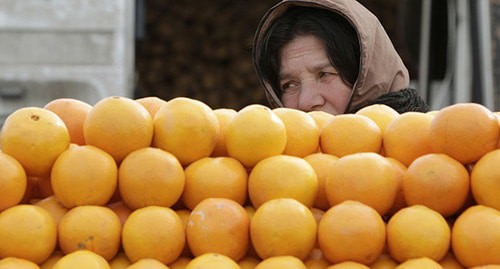Продавец апельсинов на рынке в Тбилиси. Фото: REUTERS/David Mdzinarishvili