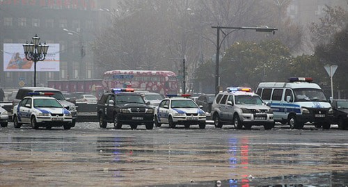 Машины сотрудников полиции в Ереване. Декабрь 2020 г. Фото Тиграна Петросяна для "Кавказского узла"